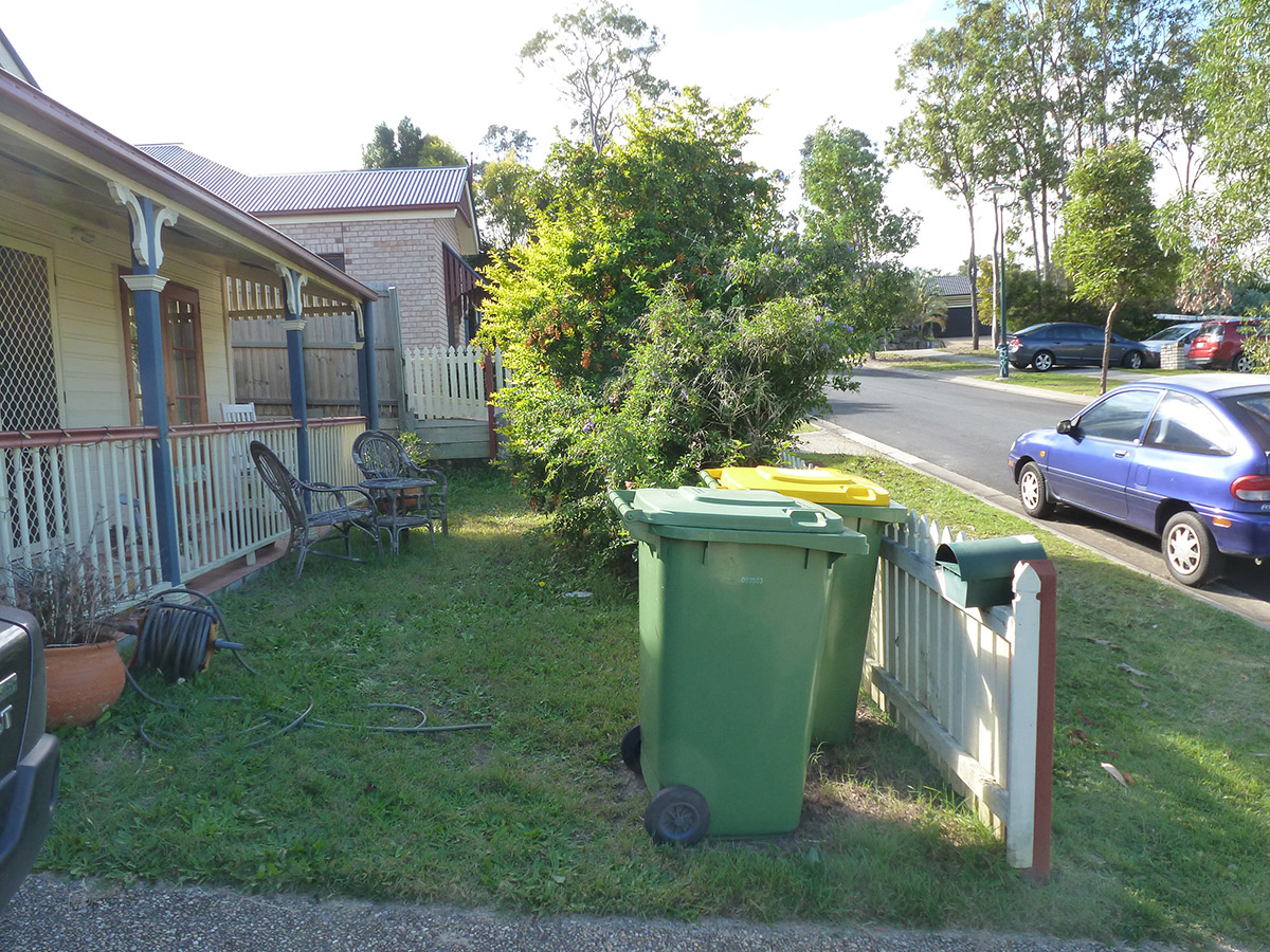 Springfield Lakes – small garden – before